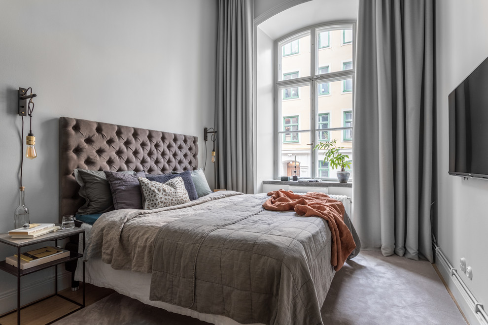 На фото: хозяйская спальня среднего размера в стиле неоклассика (современная классика) с серыми стенами, светлым паркетным полом, бежевым полом и телевизором без камина с