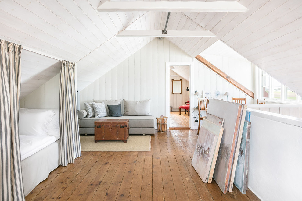 Idee per una camera degli ospiti country con pareti bianche, pavimento in legno massello medio e pavimento marrone