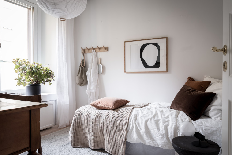 ヨーテボリにある北欧スタイルのおしゃれな寝室 (白い壁) のレイアウト