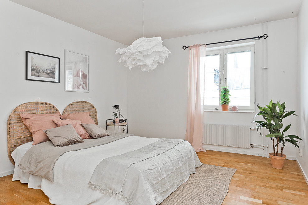 Exempel på ett mellanstort skandinaviskt sovrum, med vita väggar, ljust trägolv och beiget golv