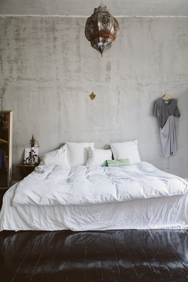 На фото: хозяйская спальня среднего размера в восточном стиле с серыми стенами и деревянным полом без камина