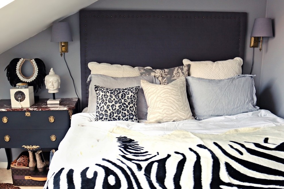 Источник вдохновения для домашнего уюта: хозяйская спальня в стиле фьюжн с серыми стенами
