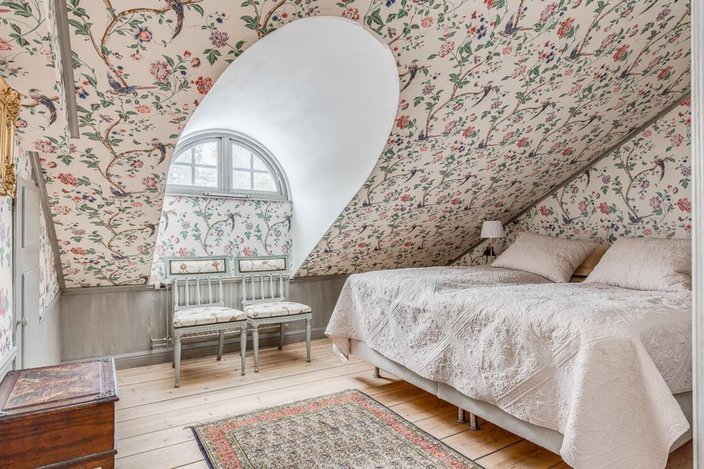 Immagine di una camera da letto stile shabby con pareti multicolore, parquet chiaro e pavimento beige