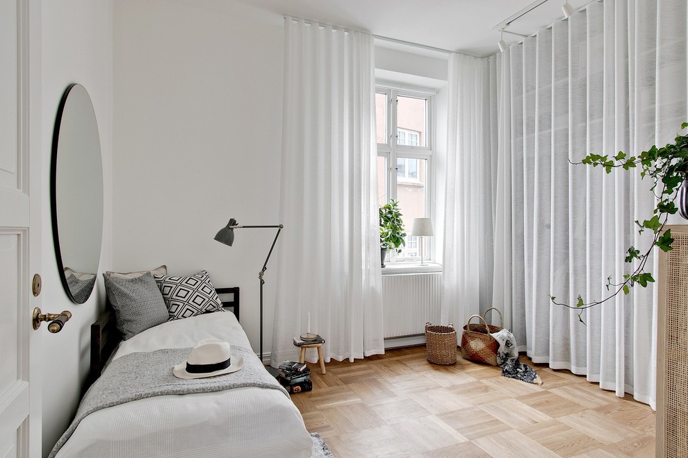 Идея дизайна: гостевая спальня (комната для гостей) в скандинавском стиле с белыми стенами, паркетным полом среднего тона и бежевым полом