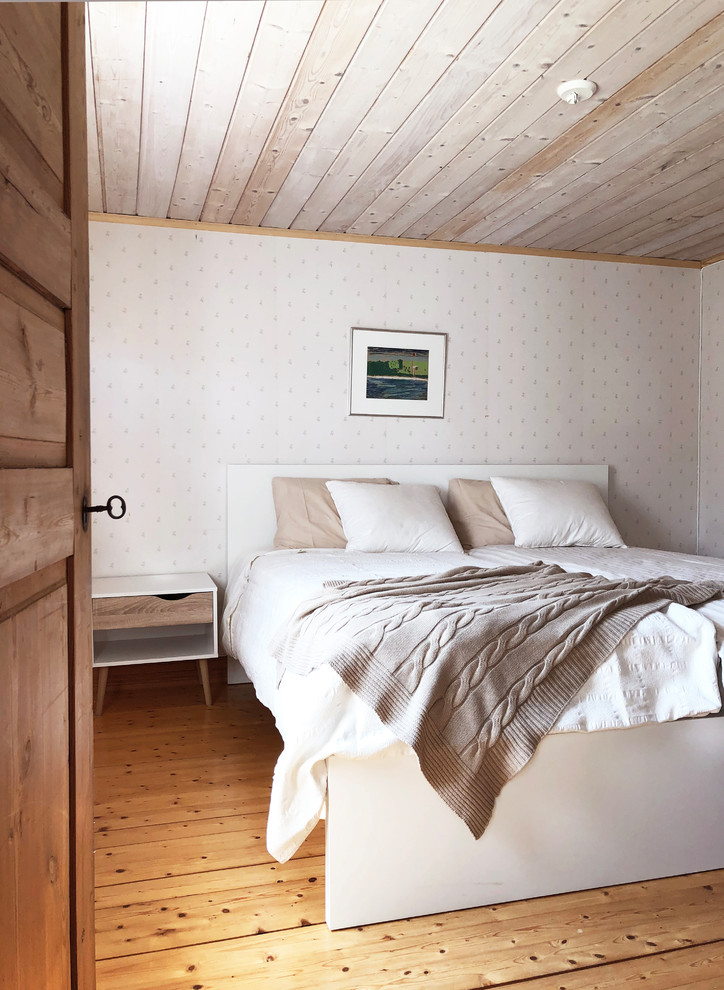 Inspiration för ett lantligt gästrum, med vita väggar, mellanmörkt trägolv och brunt golv