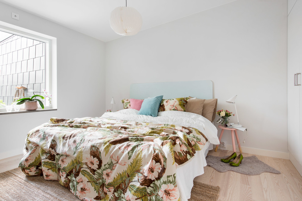 Idéer för ett skandinaviskt sovrum, med vita väggar och ljust trägolv