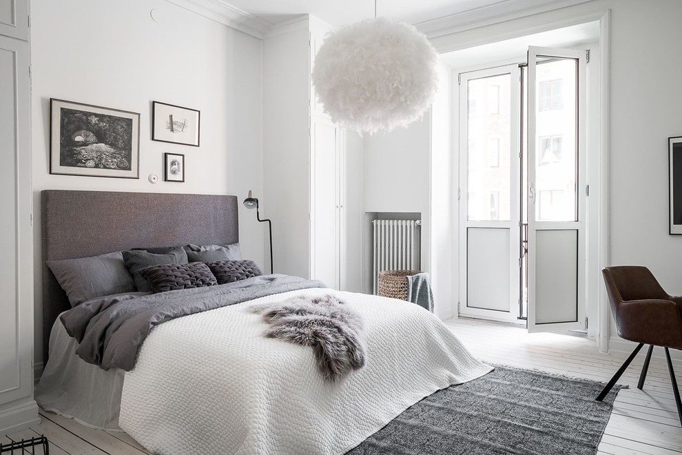Mittelgroßes Nordisches Schlafzimmer mit weißer Wandfarbe, hellem Holzboden und beigem Boden in Göteborg