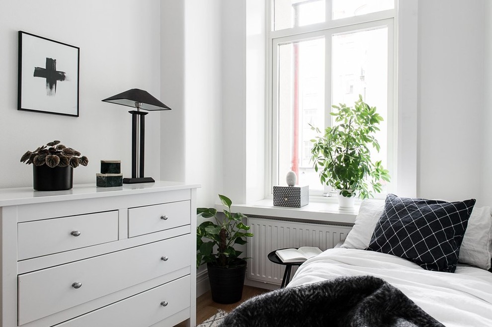 Réalisation d'une chambre d'amis nordique de taille moyenne avec un mur blanc.