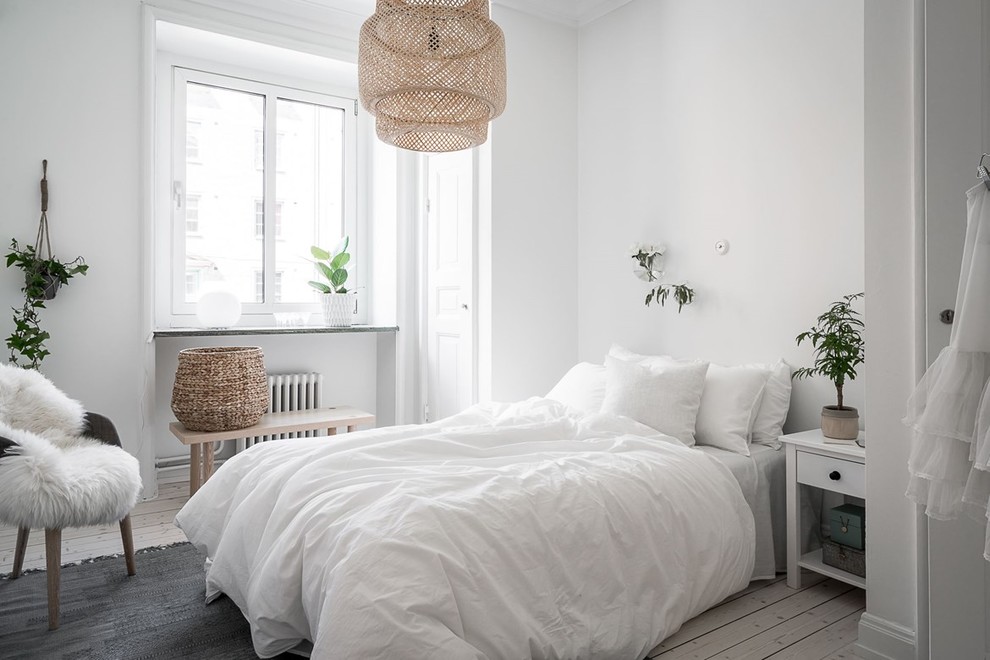 Mittelgroßes Skandinavisches Schlafzimmer ohne Kamin mit weißer Wandfarbe, hellem Holzboden und beigem Boden in Göteborg