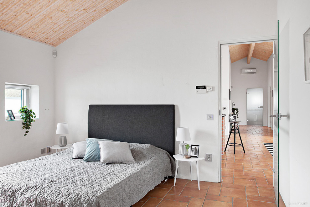 Inspiration för moderna sovrum, med vita väggar och klinkergolv i terrakotta