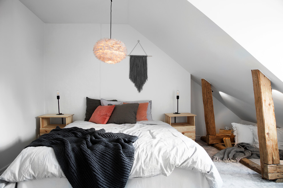 Esempio di una camera da letto scandinava con pareti bianche, moquette e pavimento grigio