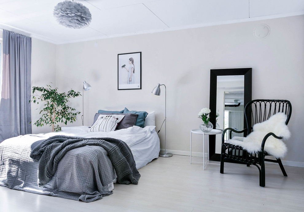 Diseño de dormitorio principal escandinavo grande con paredes beige y suelo gris