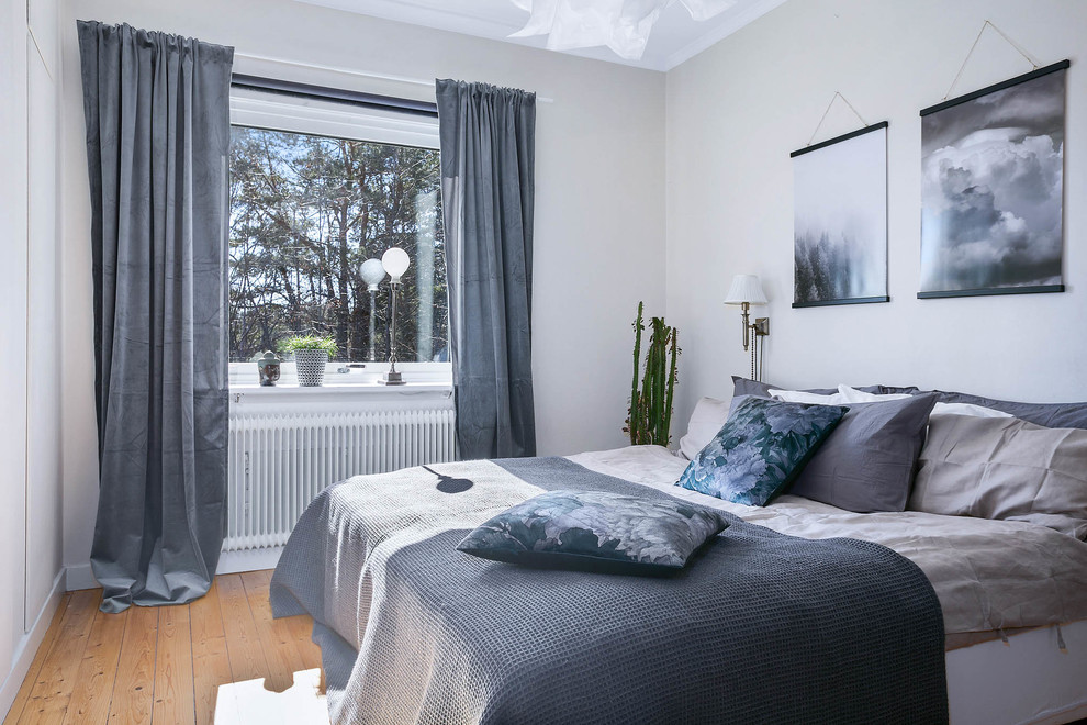 Inspiration för ett mellanstort nordiskt sovrum, med grå väggar, mellanmörkt trägolv och beiget golv