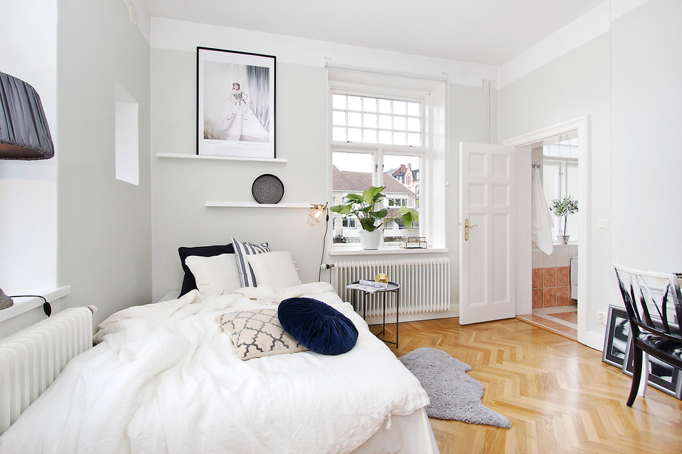 Стильный дизайн: большая хозяйская спальня в скандинавском стиле с серыми стенами и паркетным полом среднего тона без камина - последний тренд