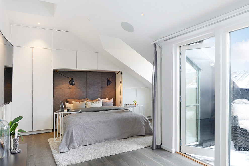 Foto på ett mellanstort skandinaviskt sovrum, med vita väggar, laminatgolv och grått golv
