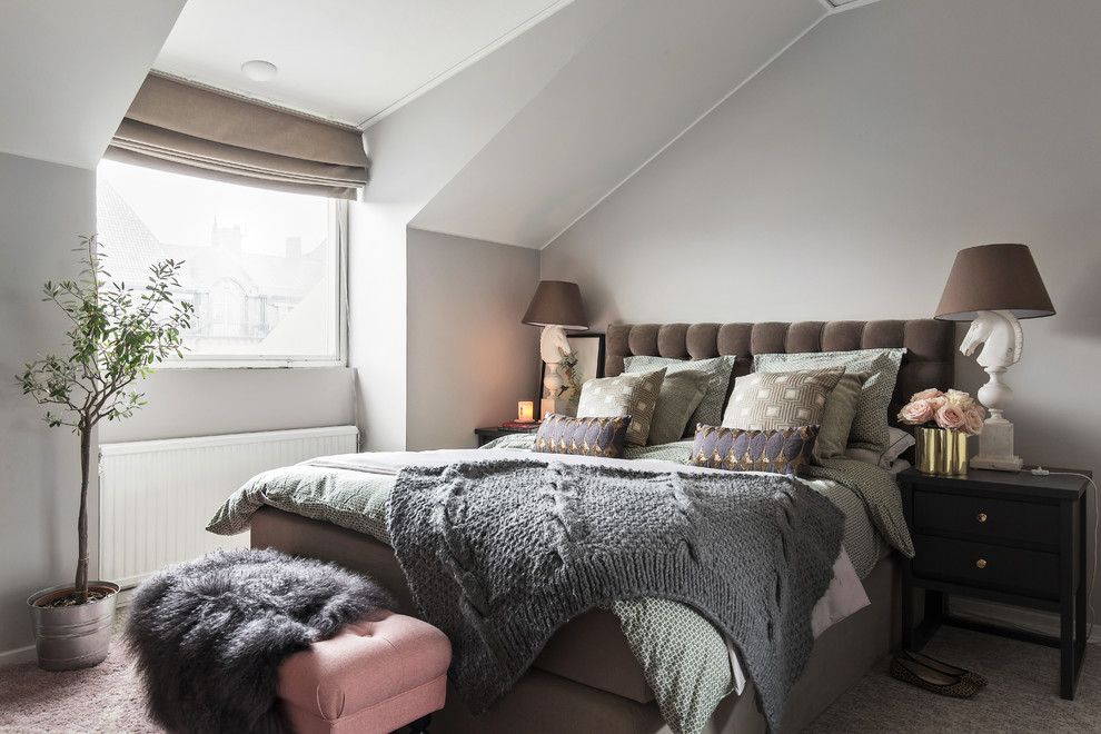 Пример оригинального дизайна: хозяйская спальня среднего размера в стиле неоклассика (современная классика) с серыми стенами и ковровым покрытием