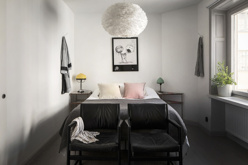 Kleines Nordisches Gästezimmer mit weißer Wandfarbe und dunklem Holzboden in Stockholm