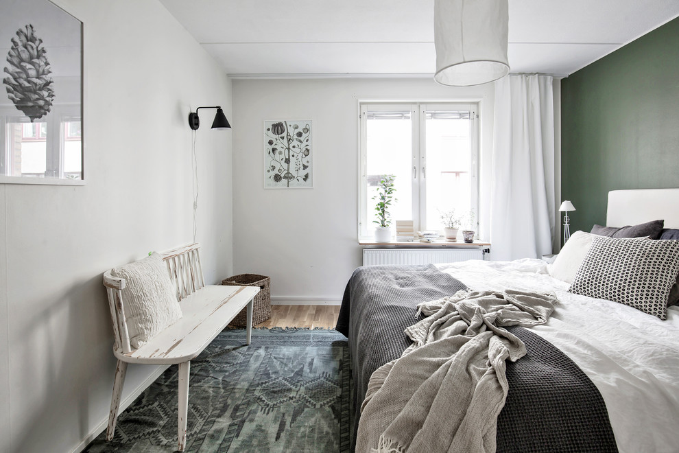 Idées déco pour une chambre scandinave de taille moyenne avec un mur vert, un sol en bois brun, aucune cheminée et un sol marron.