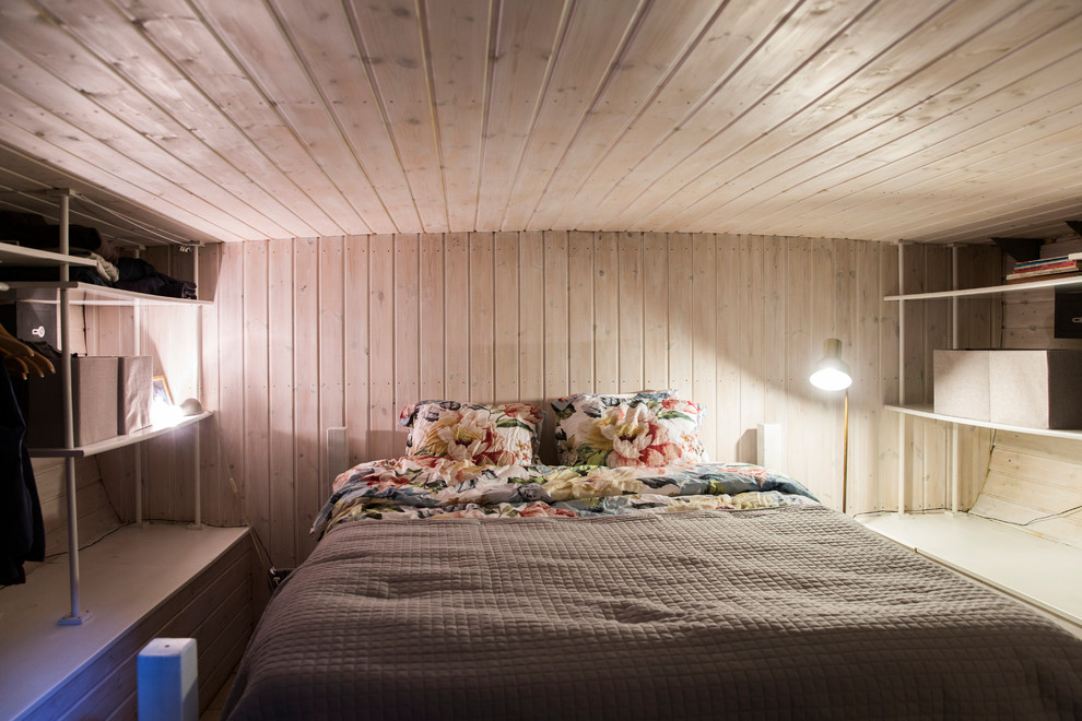 Свежая идея для дизайна: хозяйская спальня в морском стиле с бежевыми стенами - отличное фото интерьера