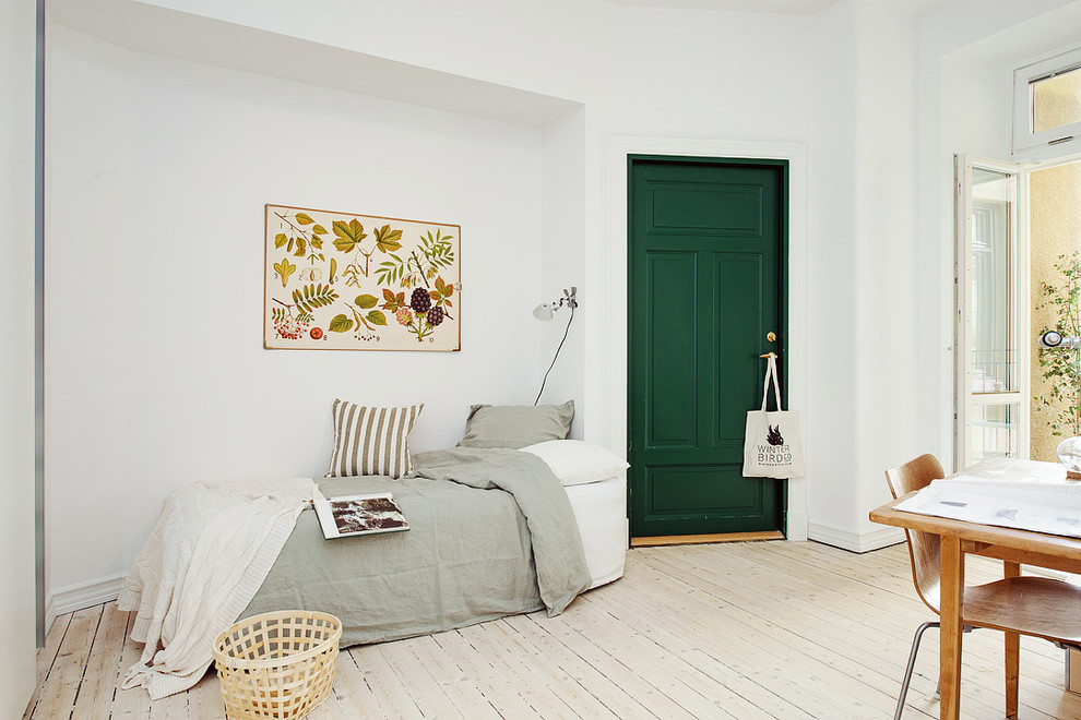 Foto di una camera degli ospiti scandinava di medie dimensioni con pareti bianche, parquet chiaro e nessun camino