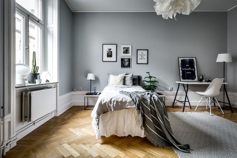 ストックホルムにある北欧スタイルのおしゃれな寝室 (グレーの壁、無垢フローリング、ベージュの床) のレイアウト