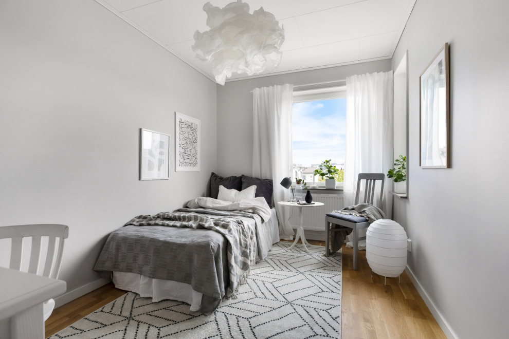 Minimalistisk inredning av ett sovrum