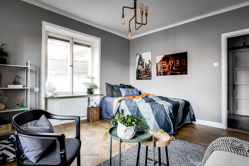 ストックホルムにある北欧スタイルのおしゃれな寝室 (グレーの壁、淡色無垢フローリング、グレーの床) のインテリア