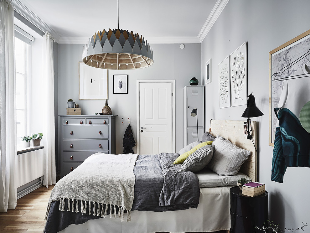 На фото: хозяйская, серо-белая спальня среднего размера в скандинавском стиле с серыми стенами и светлым паркетным полом без камина