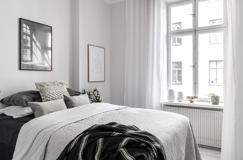 Idéer för att renovera ett litet skandinaviskt sovrum, med vita väggar