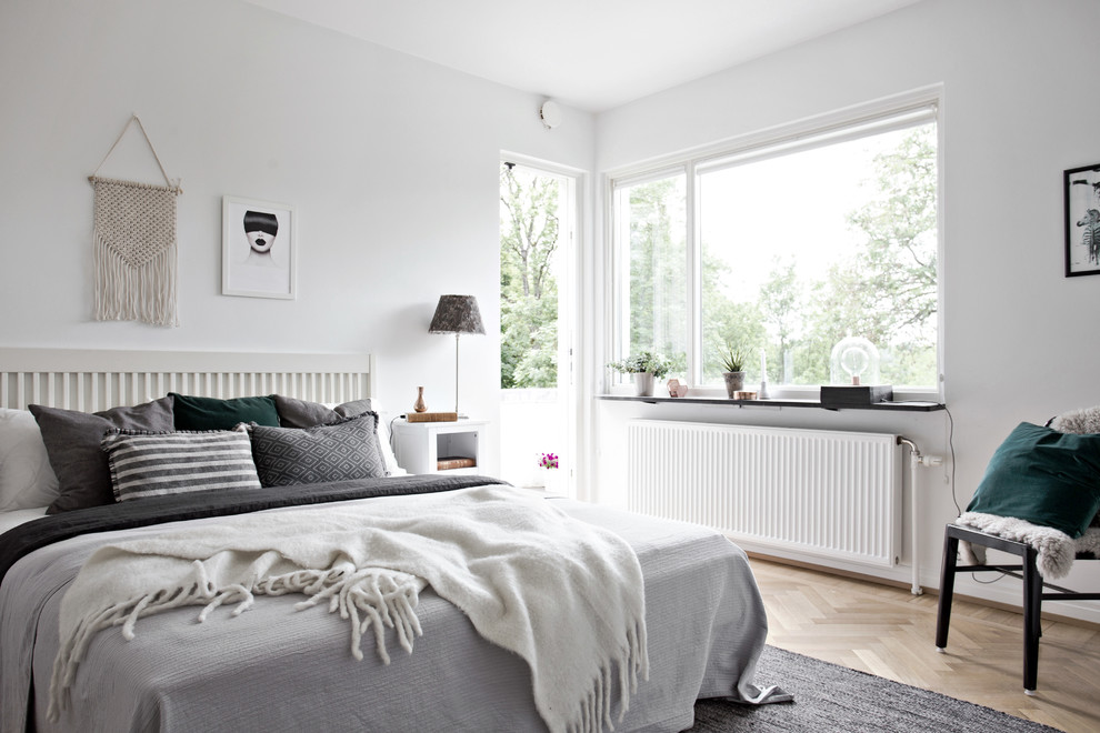 Стильный дизайн: хозяйская спальня среднего размера в скандинавском стиле с белыми стенами и светлым паркетным полом - последний тренд