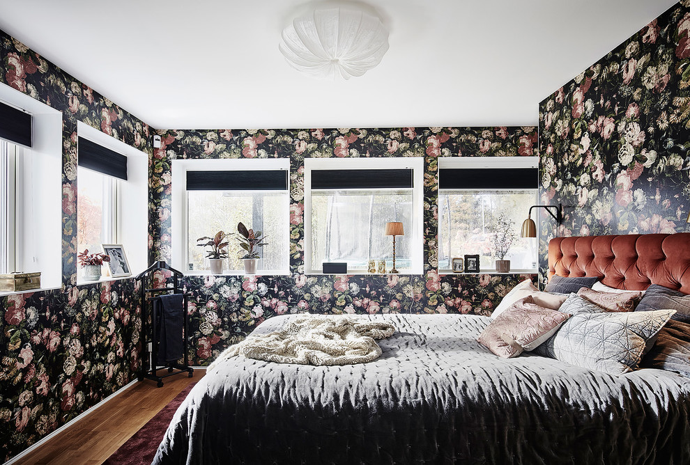 Ejemplo de dormitorio principal bohemio de tamaño medio con paredes multicolor, suelo de madera en tonos medios y suelo marrón