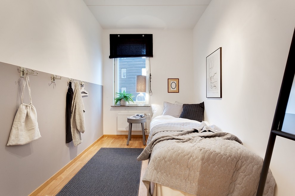 Idee per una piccola camera degli ospiti scandinava con pareti beige, pavimento in legno massello medio e pavimento marrone