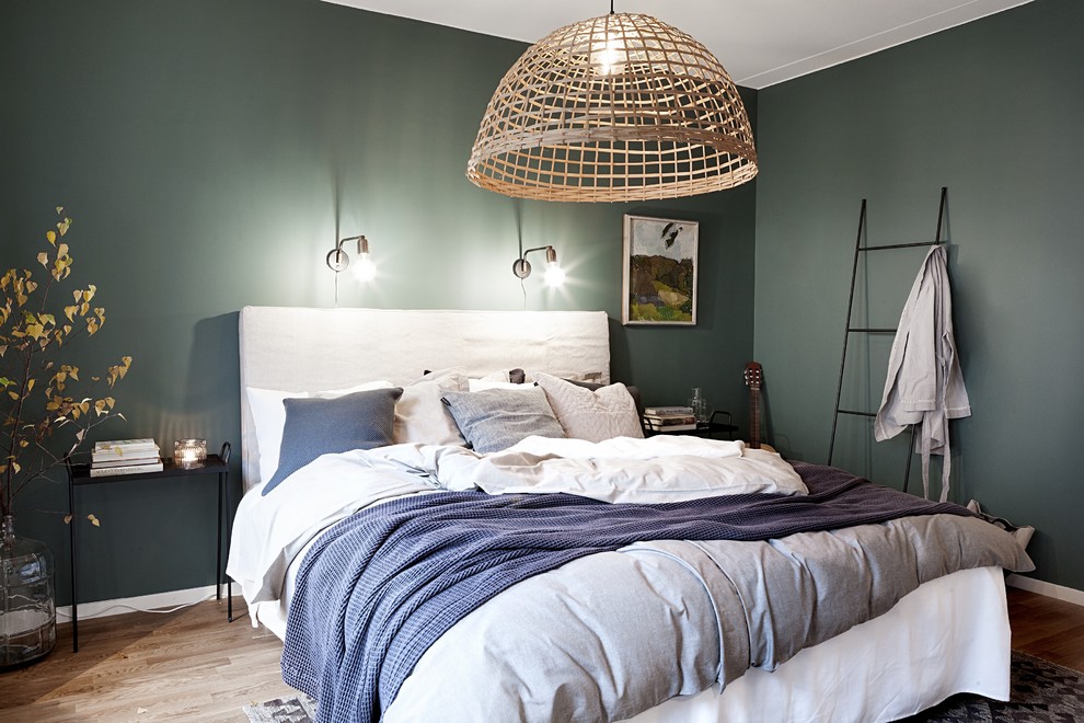 Свежая идея для дизайна: хозяйская спальня среднего размера в современном стиле с зелеными стенами, паркетным полом среднего тона и коричневым полом - отличное фото интерьера