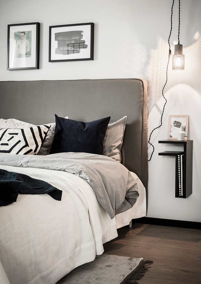 Стильный дизайн: хозяйская спальня среднего размера в современном стиле с белыми стенами, светлым паркетным полом и серым полом - последний тренд