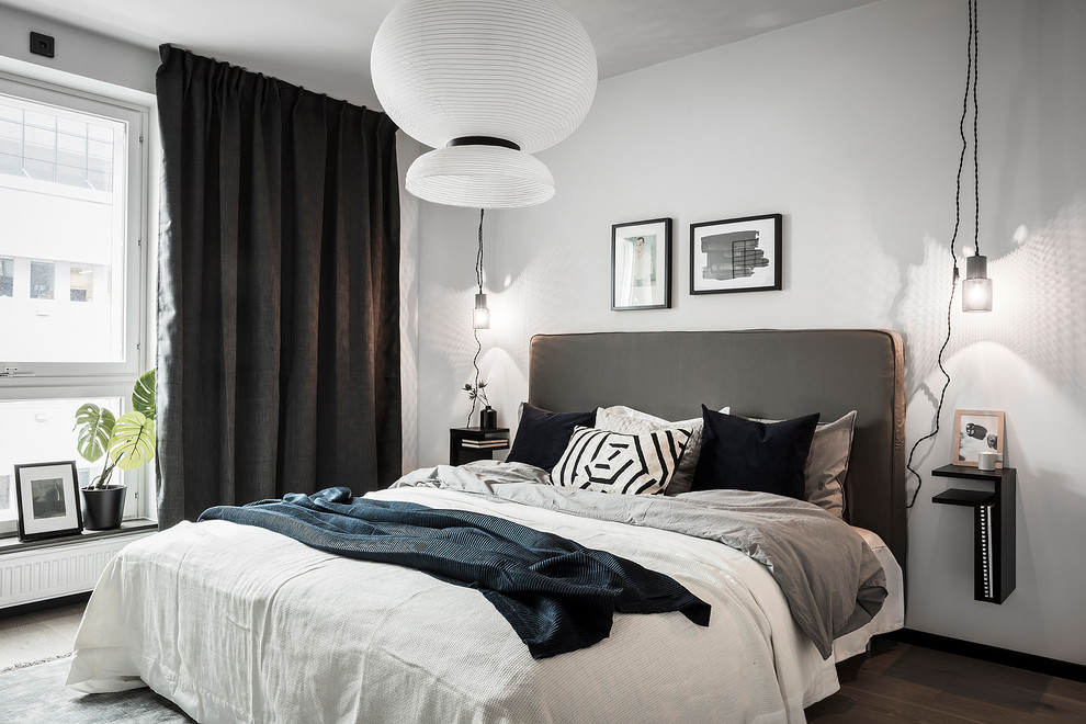 Стильный дизайн: большая хозяйская спальня в скандинавском стиле с белыми стенами, светлым паркетным полом и серым полом без камина - последний тренд