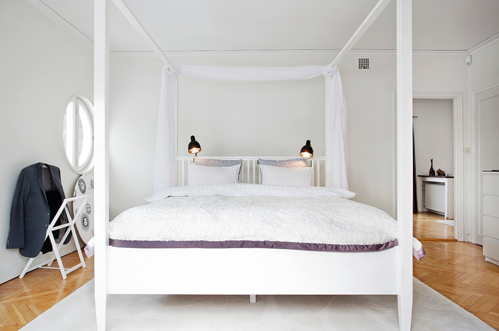Идея дизайна: большая хозяйская спальня в скандинавском стиле с белыми стенами и светлым паркетным полом без камина