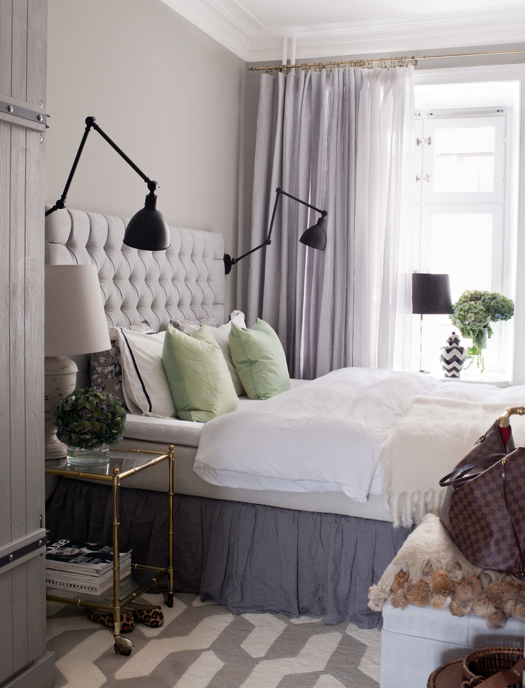 Идея дизайна: хозяйская спальня среднего размера в классическом стиле с фиолетовыми стенами и ковровым покрытием без камина