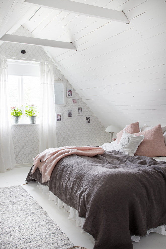 Landhausstil Gästezimmer mit weißer Wandfarbe, gebeiztem Holzboden und weißem Boden in Malmö