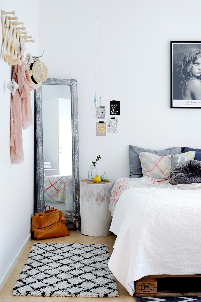 Идея дизайна: гостевая спальня среднего размера, (комната для гостей) в скандинавском стиле с белыми стенами и светлым паркетным полом без камина