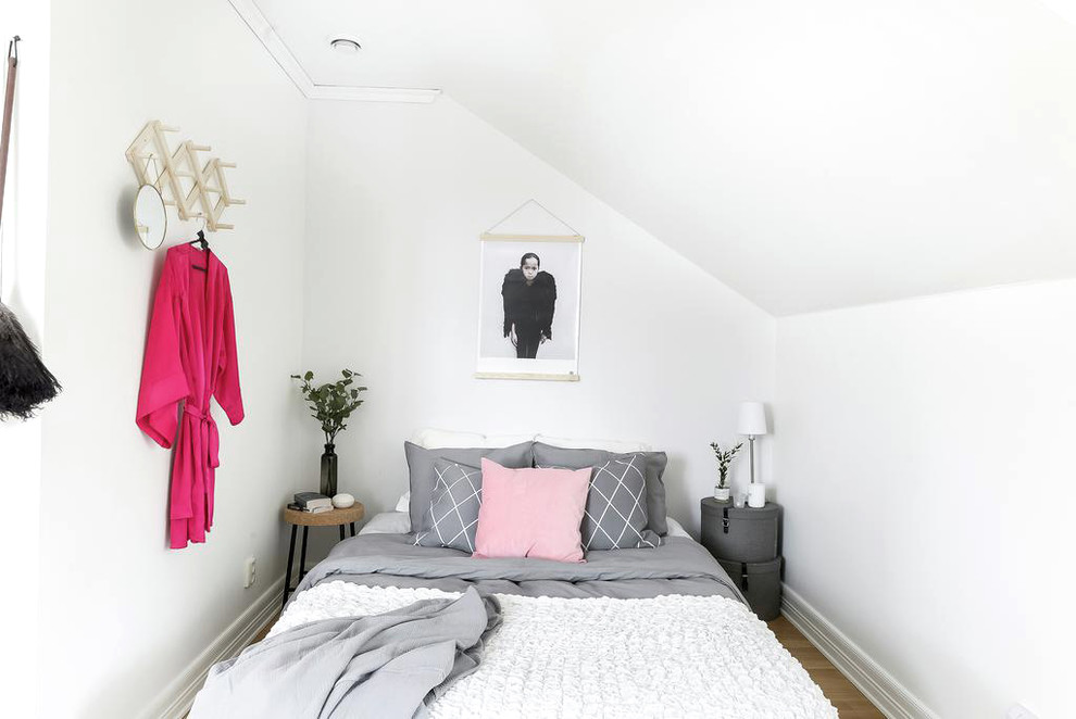 На фото: маленькая спальня в скандинавском стиле для на участке и в саду с