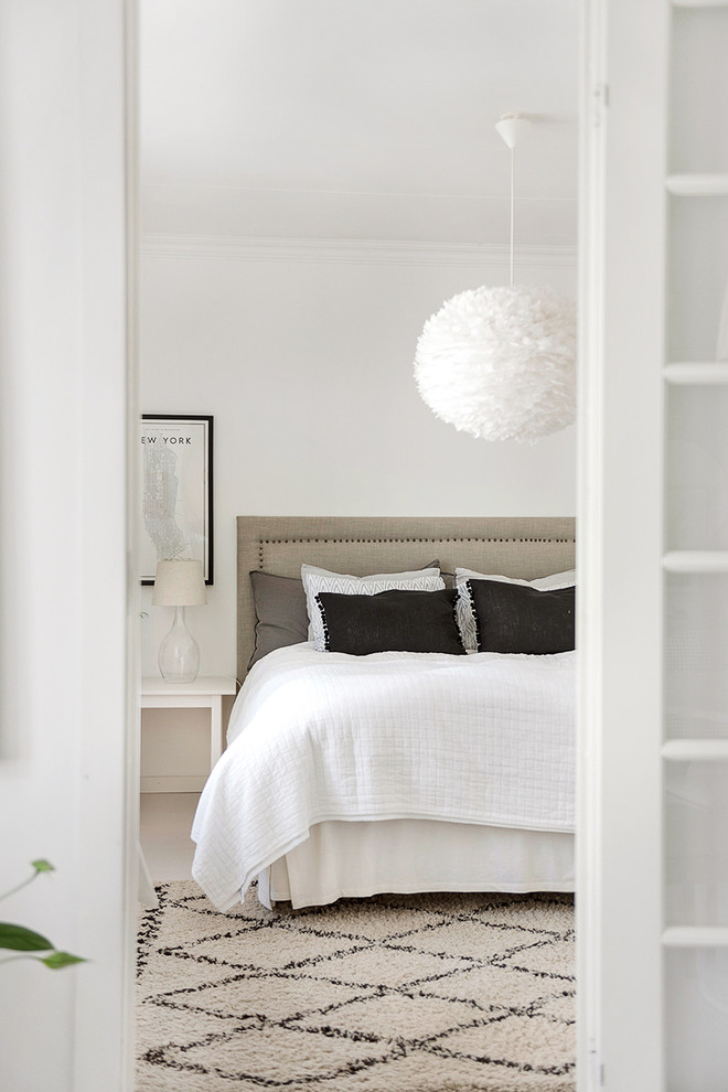 Mittelgroßes Modernes Hauptschlafzimmer ohne Kamin mit weißer Wandfarbe und hellem Holzboden in Örebro