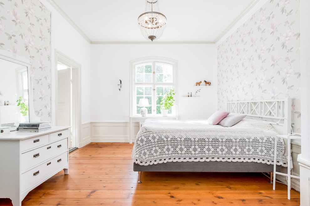 Foto de dormitorio campestre con paredes blancas, suelo de madera en tonos medios y suelo naranja