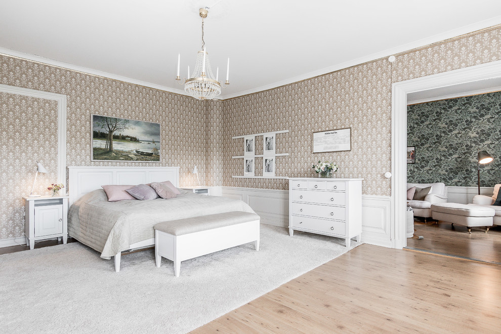 Ispirazione per una camera da letto chic con pareti marroni, parquet chiaro e pavimento beige