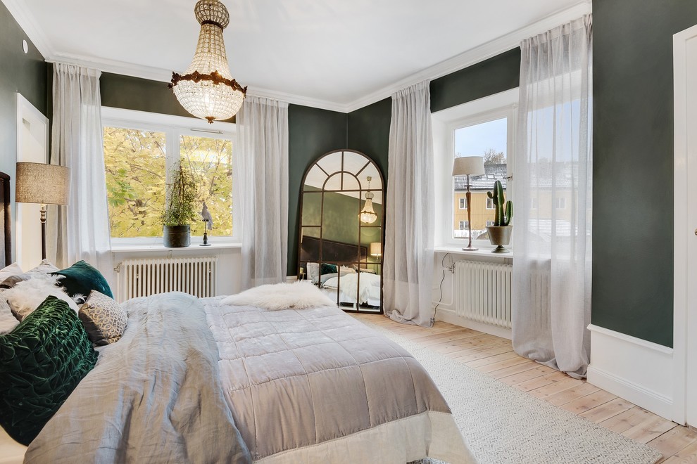 На фото: хозяйская спальня среднего размера в классическом стиле с зелеными стенами и светлым паркетным полом