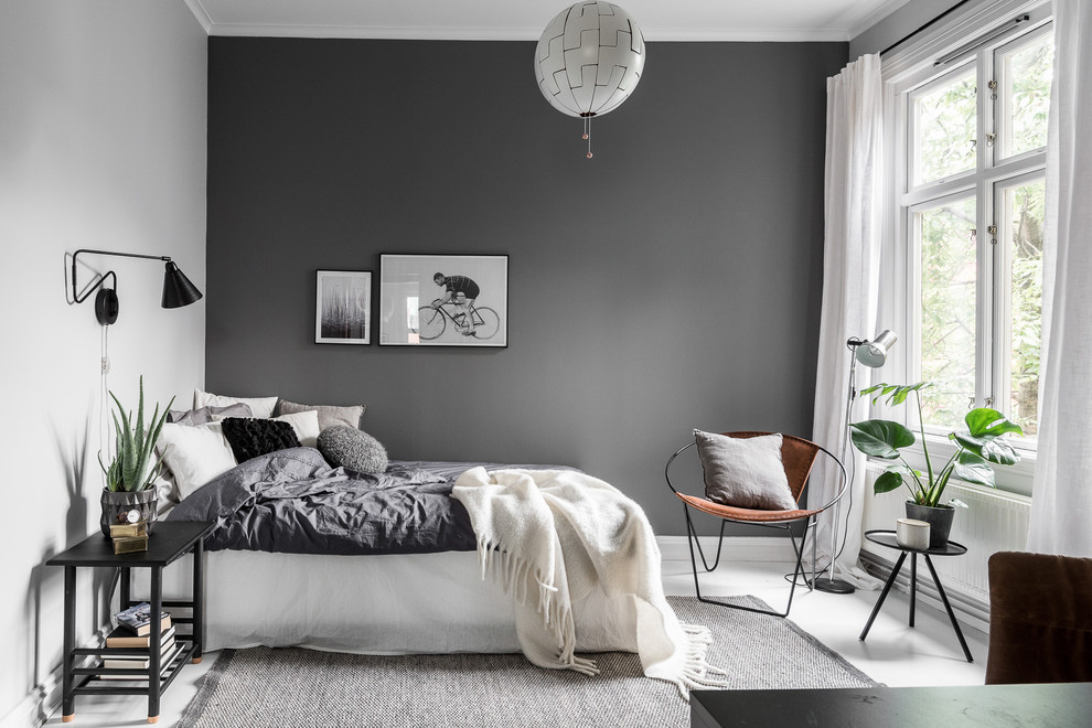 Inredning av ett minimalistiskt mellanstort huvudsovrum, med grå väggar och målat trägolv