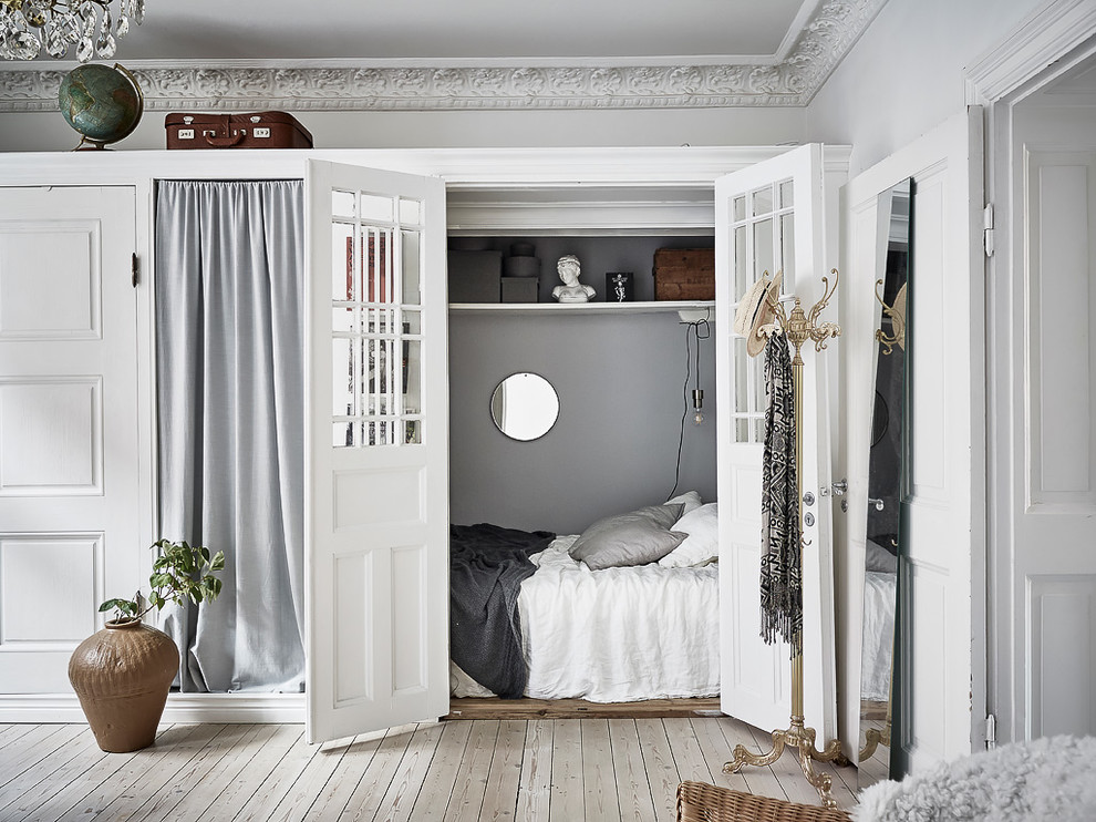 Idéer för ett nordiskt sovrum, med vita väggar, ljust trägolv och vitt golv