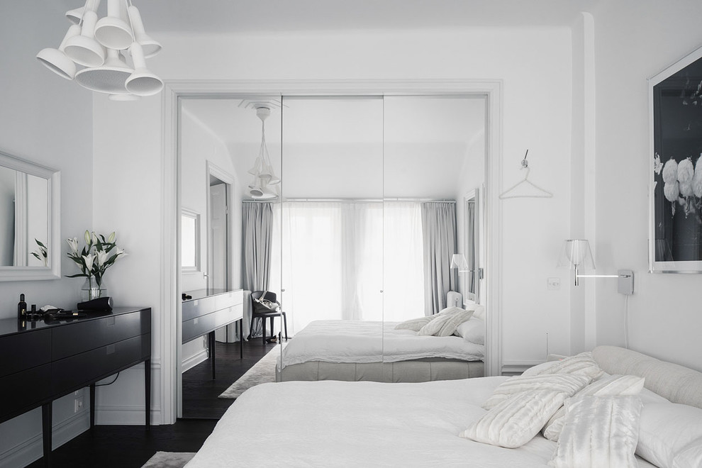 Esempio di una camera matrimoniale minimalista di medie dimensioni con pareti bianche, parquet scuro e nessun camino