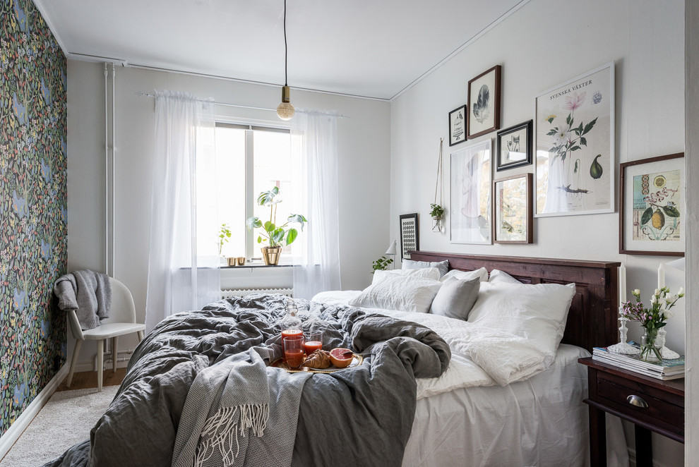 Skandinavisches Hauptschlafzimmer mit weißer Wandfarbe in Göteborg