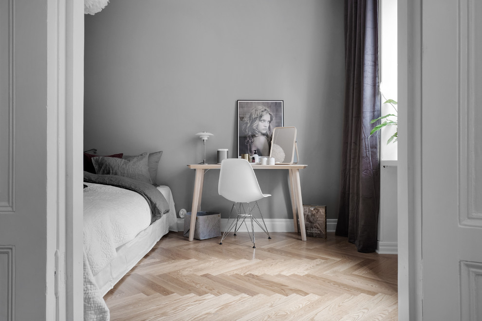 Foto de dormitorio nórdico con paredes grises, suelo de madera clara y suelo beige