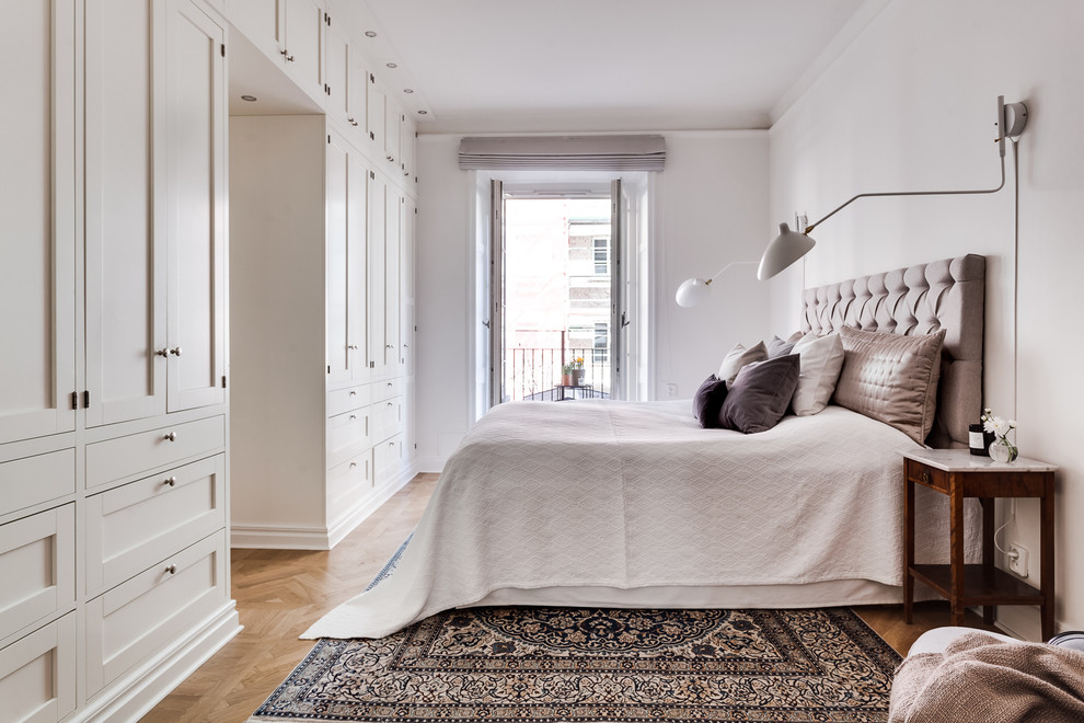 Источник вдохновения для домашнего уюта: хозяйская спальня среднего размера в скандинавском стиле с белыми стенами и паркетным полом среднего тона без камина